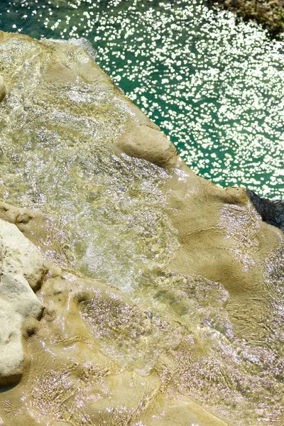 Foto de close-up vertical das texturas turvas do Sopot Cachoeira na Ístria, Croácia — Fotografia de Stock