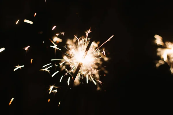 Tiro de close-up de uma celebração festiva de férias com fogos de artifício internos — Fotografia de Stock