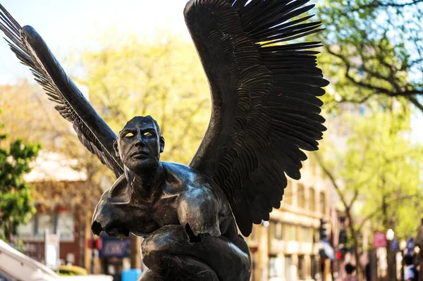 Eine Selektive Fokusaufnahme Einer Statue Mit Gebrochenen Armen Und Gruseligen — Stockfoto