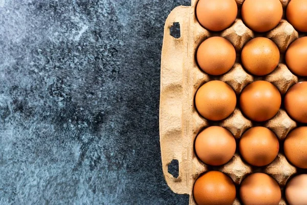 Hoge hoek close-up shot van rauwe eieren — Stockfoto