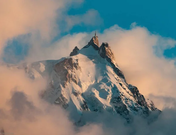 Obraz Aiguille Midi Pokryty Śniegu Mgle Pod Błękitnym Niebem Alpach — Zdjęcie stockowe