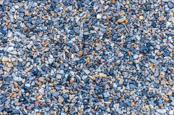 Hochwinkelaufnahme von Felsen und Spiralen unterschiedlicher Formen und Größen am Strand — Stockfoto