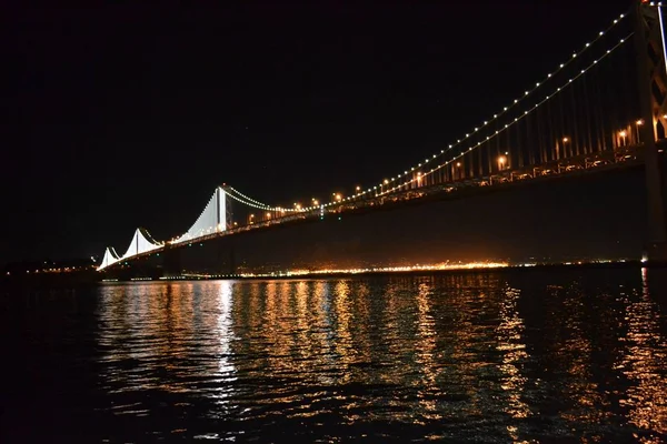 Мост Залива Ночным Освещением Отражение Море Сан Франциско Размытом Фоне — стоковое фото