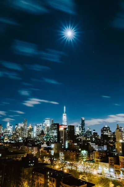 Plan vertical des bâtiments de New York, États-Unis capturés sous la pleine lune — Photo