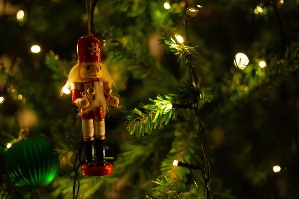 Enfeite de Natal bonito brilhante pendurado em uma árvore espalhando uma atmosfera festiva — Fotografia de Stock