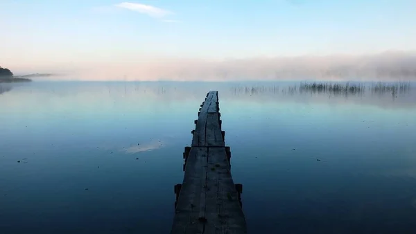 Wooden Bridge Lake Greenery Reflecting Water Cloudy Sky Sunset — Stock Photo, Image