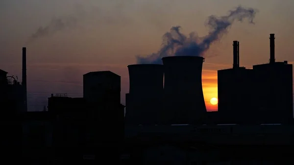 Silhouette einer Fabrik mit bewölktem Himmel im Hintergrund — Stockfoto