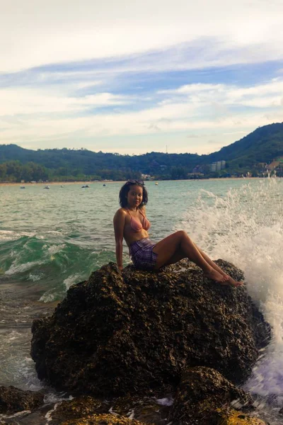 Vertical Shot Happy Female Sitting Rock Formation Enjoying Splash Ocean — ストック写真