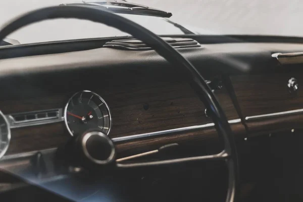 Kierownica samochodu z brązowym wnętrzem — Zdjęcie stockowe