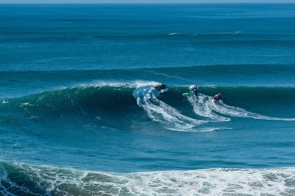 Nazar Portugalsko 2019 Surfaři Jedoucí Vlnách Atlantského Oceánu Směrem Břehu — Stock fotografie