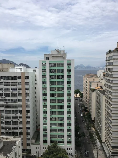 Зображення Хмарочосів Під Хмарним Небом Пляжем Ріо Жанейро Тлі — стокове фото