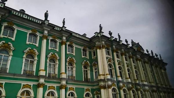 Alacsony szögű felvétel a Hermitage Palotáról, melyet a felhős ég alatt fogtak el Szentpéterváron, Oroszországban. — Stock Fotó