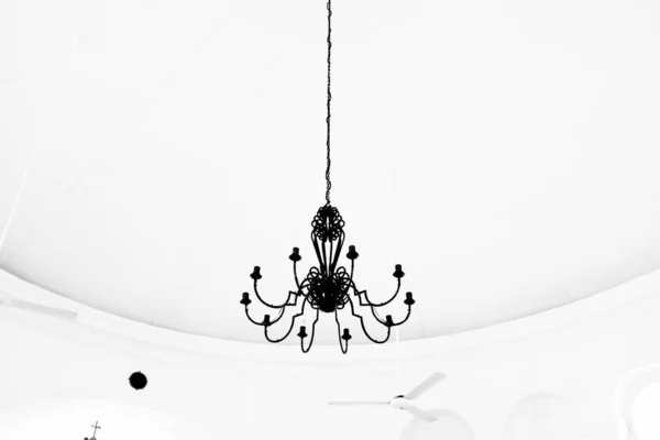 Niski kąt ujęcia czarnego żyrandola wiszącego w białym pokoju — Zdjęcie stockowe