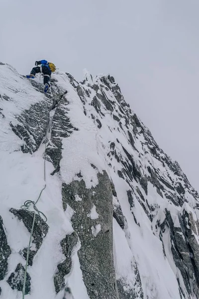 Senkrechtschuss eines Bergsteigers beim Aufstieg in die Alpen im Montblanc-Massiv — Stockfoto