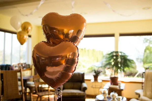 Bulanık bir arkaplanda nişan töreni için kalp şeklinde balonlar. — Stok fotoğraf