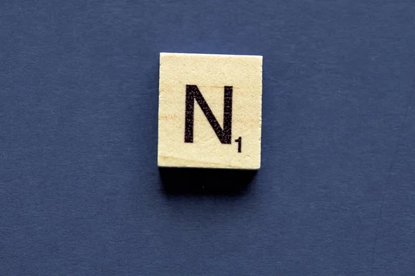 Carta N em um cubo de madeira de um jogo de tabuleiro wordplay — Fotografia de Stock