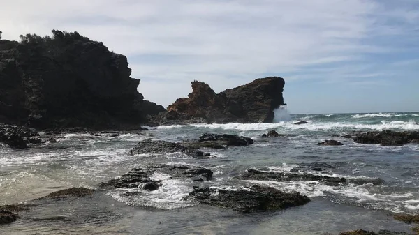 Çılgın Deniz Dalgalarının Yakınındaki Kaya Oluşumlarının Güzel Bir Manzarası — Stok fotoğraf