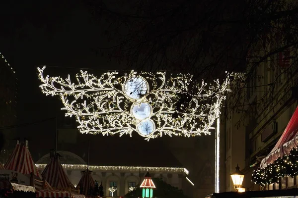 Низкоугольный Снимок Световых Рождественских Украшений Висящих Воздухе Улице Магдебурге — стоковое фото