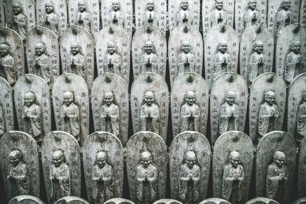 日本の寺院には象形文字の仏像が並んでいる。 — ストック写真