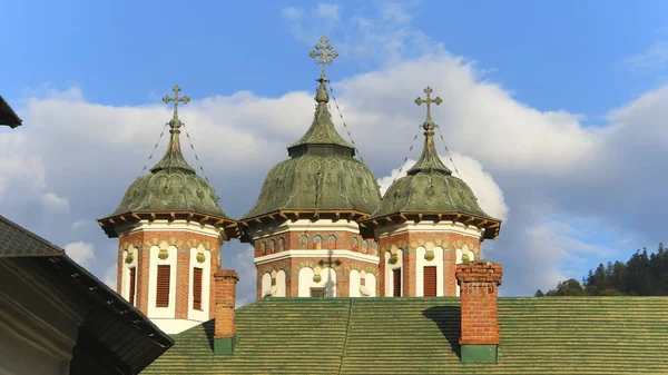 Imagem dos telhados do Mosteiro de Sinaia durante o dia sob um céu nublado na Roménia — Fotografia de Stock