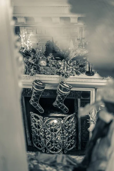 Tiro vertical de uma casa pronta para festividades de Natal — Fotografia de Stock