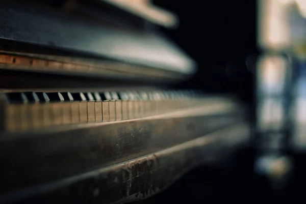배경 이 흐릿 한 빈티지 피아노의 클로즈업 샷 — 스톡 사진