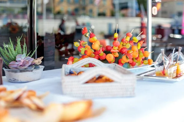 Selectieve focus shot van een heerlijke dessert instelling op een tafel op een jacht — Stockfoto