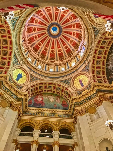 Vista de bajo ángulo del hermoso techo y las paredes de Capital Building en Harrisburg, Pennsylvania — Foto de Stock