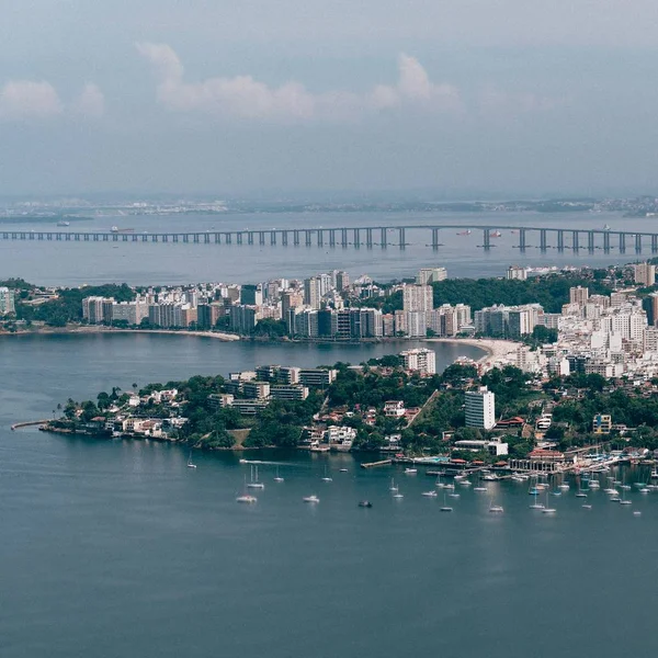 Вид с воздуха на муниципалитет Нитерой в Рио-де-Жанейро, Бразилия — стоковое фото