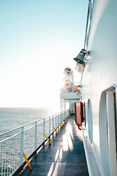 Verticaal schot van een wit schip in het midden van de kalme zee — Stockfoto