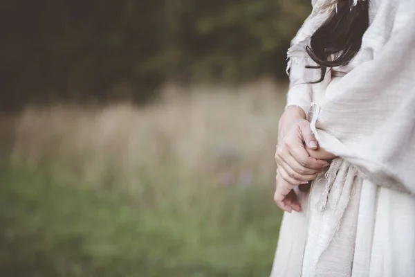 Sebuah Gambar Closeup Dari Seorang Wanita Mengenakan Jubah Alkitab Dengan — Stok Foto