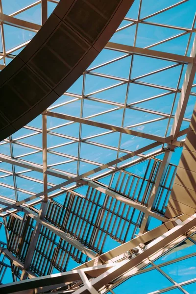 Tiro vertical de bajo ángulo del techo de cristal de una estructura geométrica — Foto de Stock