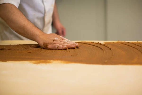 Jefe profesional haciendo una pastelería con masa en una cocina — Foto de Stock