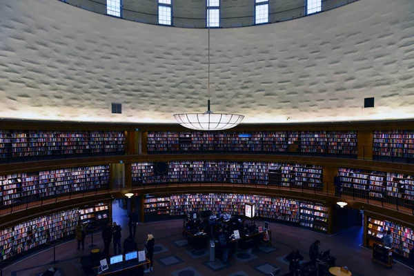 Велика Кількість Публічної Бібліотеки Заповненої Книжками Людьми Стокгольмі — стокове фото