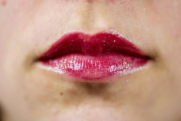 빨간 립스틱을 바른 여성의 입술을 클로즈업 한 사진 — 스톡 사진