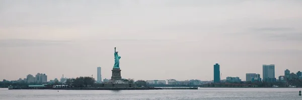 Belo Panorama Amplo Porto Nova York Com Estátua Liberdade Meio — Fotografia de Stock