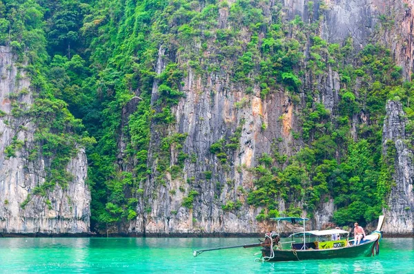 Plan Faible Angle Une Formation Rocheuse Interagissant Avec Eau Océan — Photo