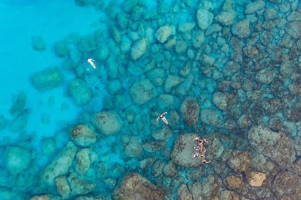 Foto de ángulo alto de un grupo de personas nadando en el mar Mediterráneo —  Fotos de Stock