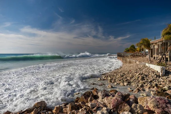 Bela paisagem de ondas grandes salpicando para a costa do oceano em Bonaire, Caribe — Fotografia de Stock