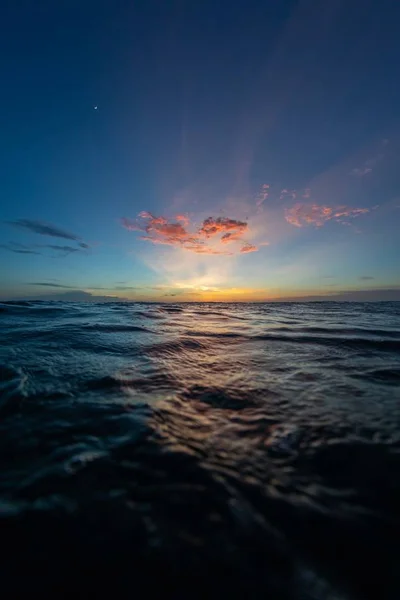 카리브해 보네르의 바다 위로 해 가 뉘엿뉘엿 뉘엿뉘엿 뉘엿뉘엿 넘어가는 광경 — 스톡 사진