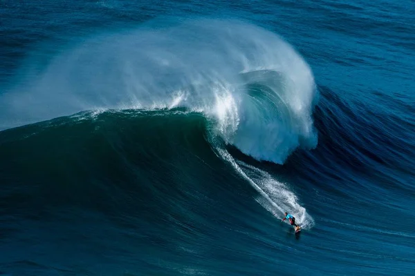 Nazar Portugalsko 2019 Surfař Projíždějící Zpěněnými Vlnami Atlantského Oceánu Nácků — Stock fotografie