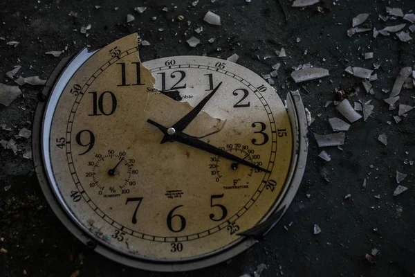 Primer plano de un reloj roto con los fragmentos separados en el suelo — Foto de Stock