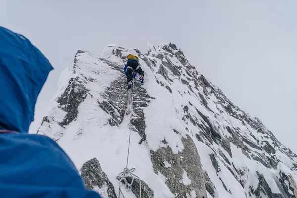 Les alpinistes escaladent les Alpes enneigées du massif du Mont-Blanc — Photo