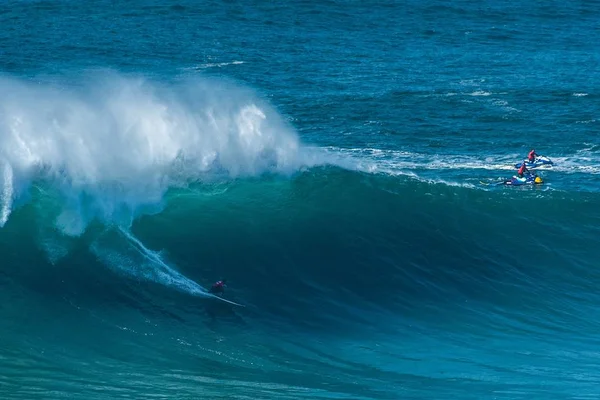 Nazar Portugal Dezembro 2019 Surfistas Que Andam Sobre Ondas Oceano — Fotografia de Stock