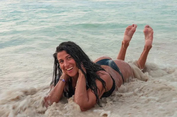 Atrakcyjna Rosyjska Kobieta Relaksująca Się Freedom Beach Patong Phuket Tajlandia — Zdjęcie stockowe