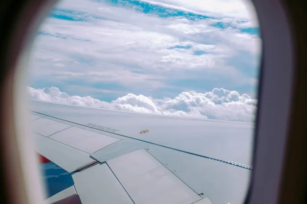 Όμορφη θέα των νεφών που συλλαμβάνονται από ένα παράθυρο του αεροπλάνου — Φωτογραφία Αρχείου