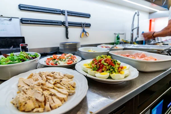 Lote de pratos diferentes com legumes e carne em uma cozinha de restaurante — Fotografia de Stock