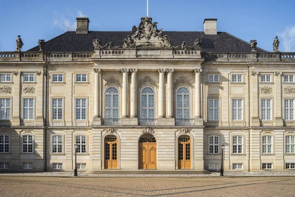 Вид на вхід до палацу Амалієнборг, захоплений у Копенгагені, Данія. — стокове фото