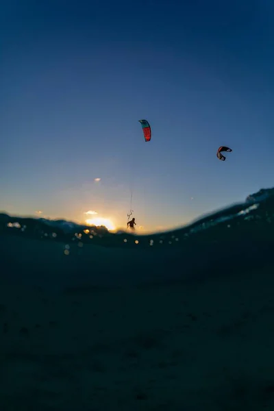 Plan Vertical Personnes Volant Des Parachutes Sous Coucher Soleil Couper — Photo