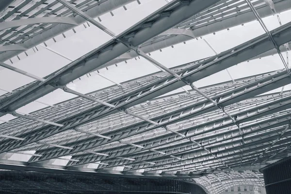 Escala gris del techo de metal capturado desde un ángulo bajo — Foto de Stock